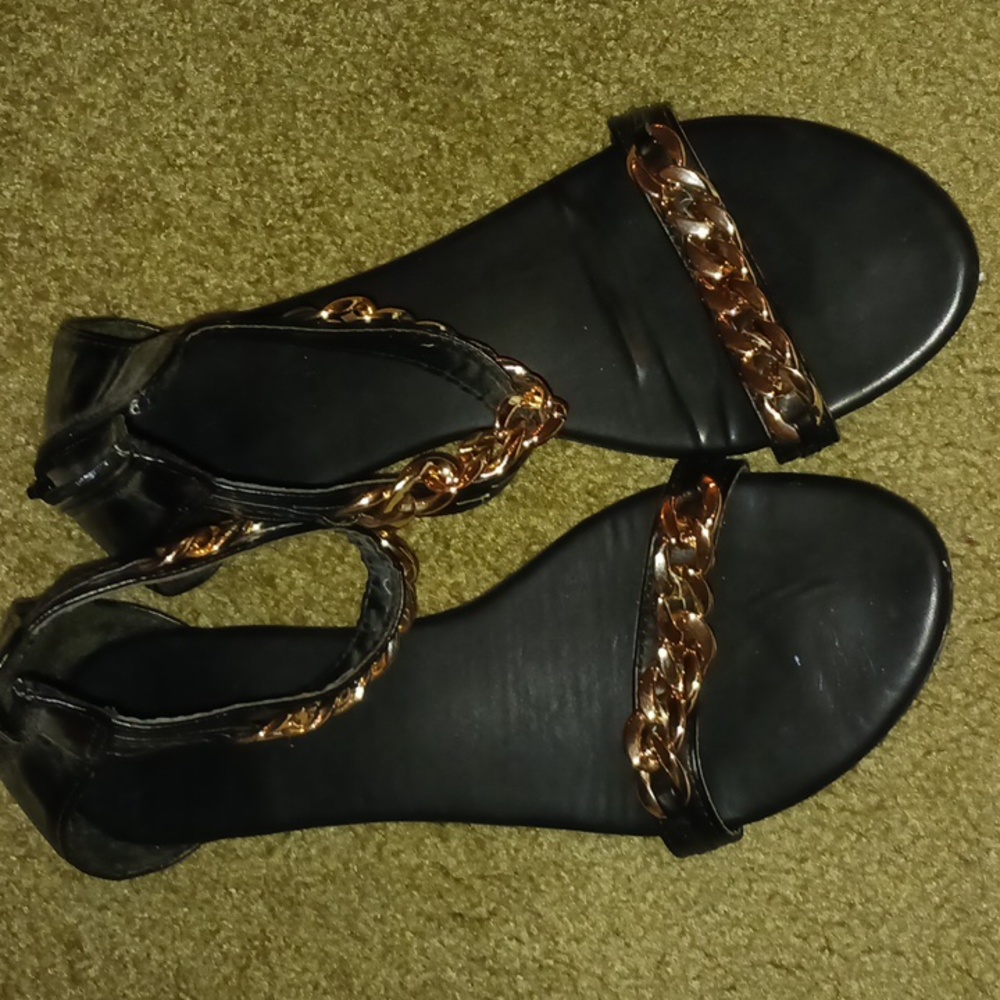 Black sandals with chail detailing| Size: 10